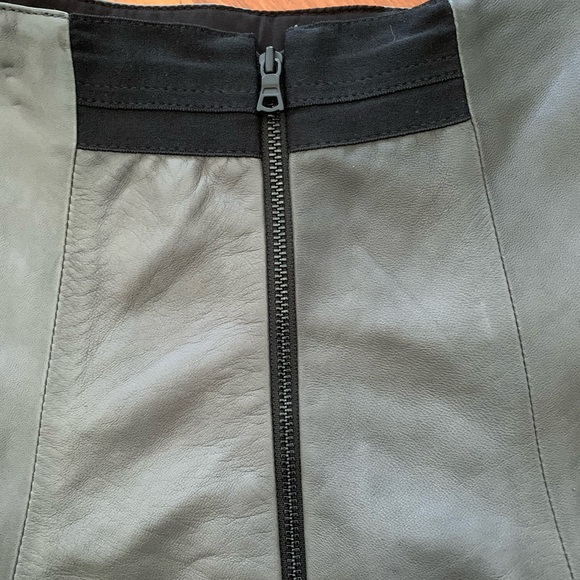Alice + Olivia leather grey mini skirt - Picture 4 of 6
